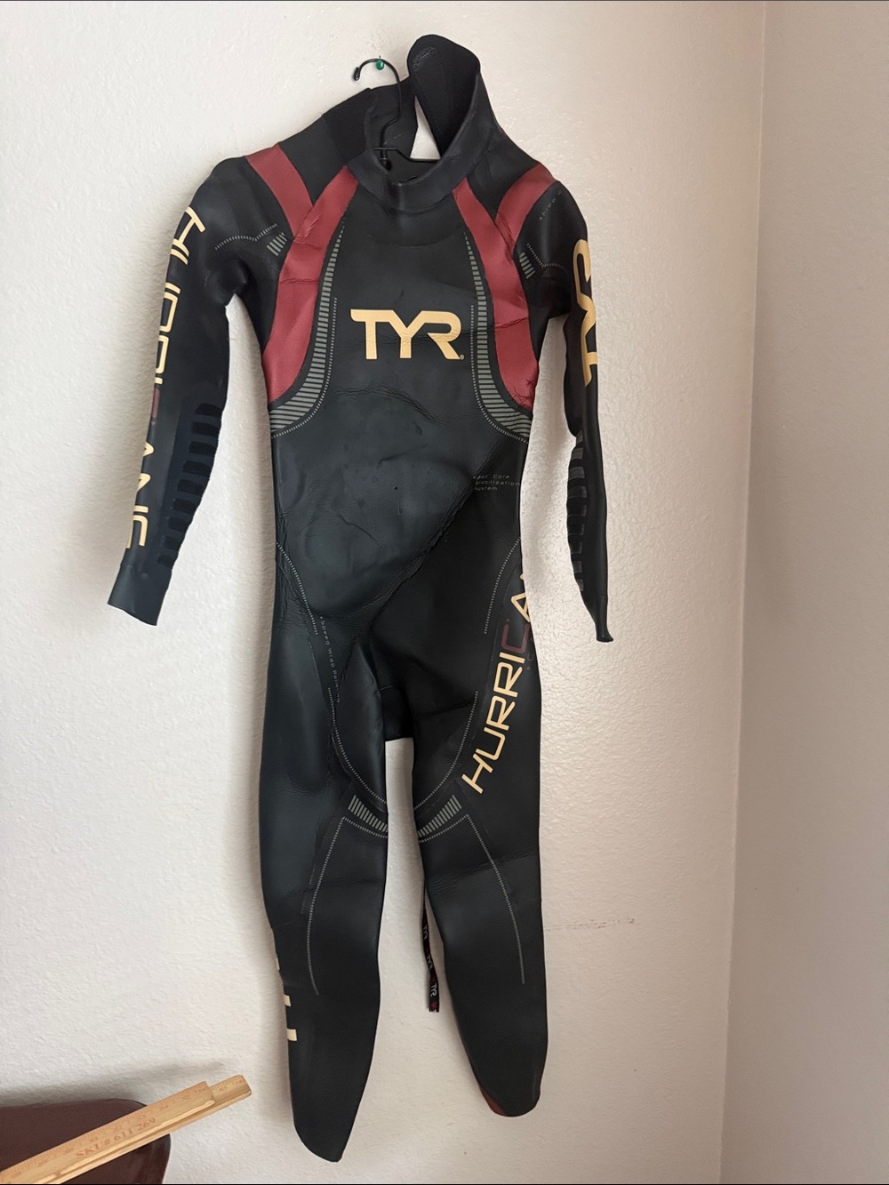 TYR Black Fullsleeve hurricane Wetsuit with Burgundy Panels Sz S back zip